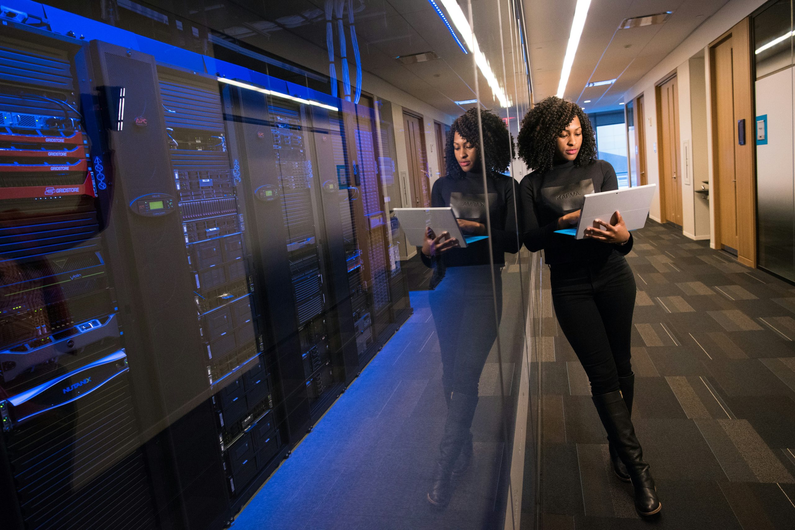 Femme travaillant sur un ordinateur dans un data center