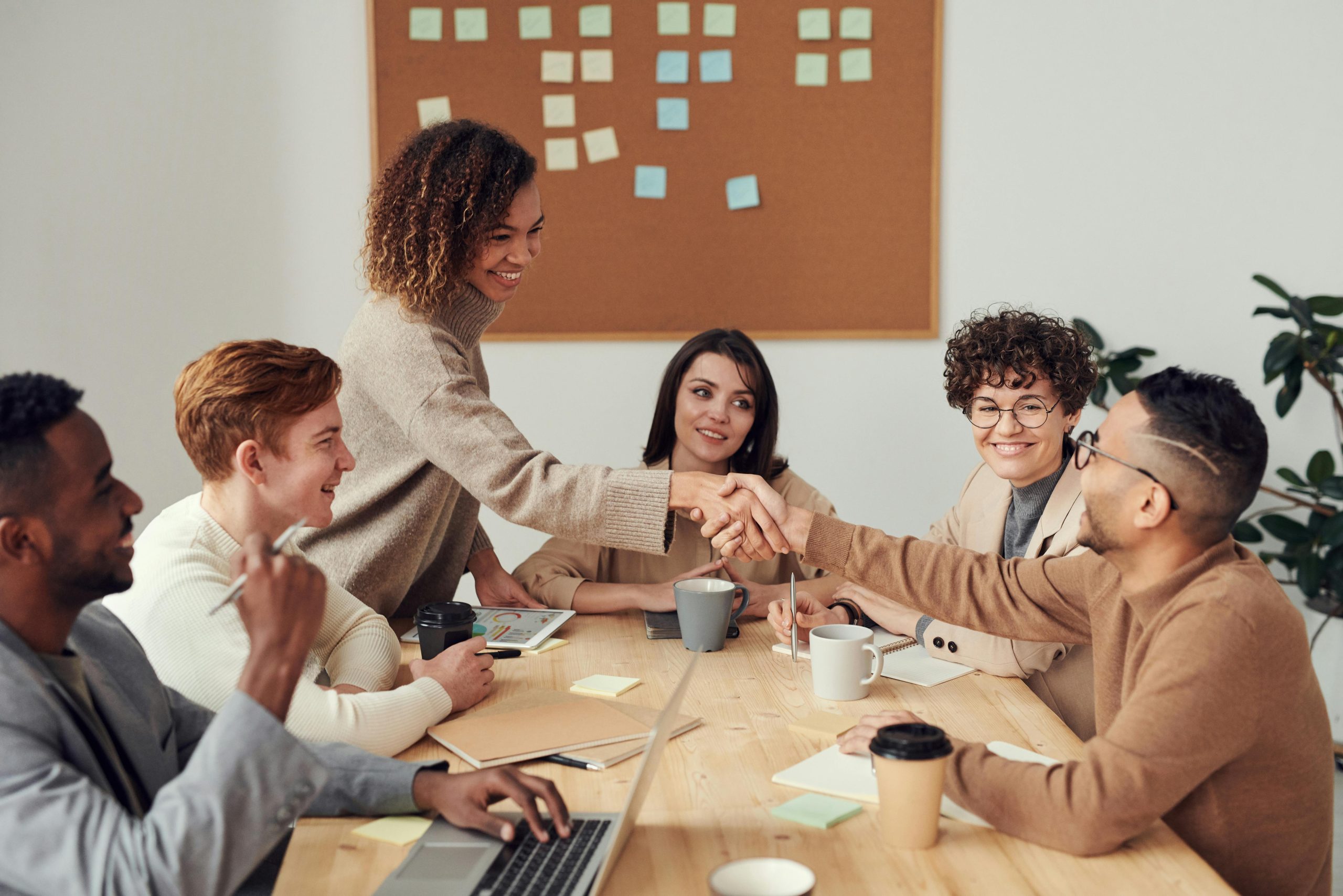 collègues collaborants, deux se serrent la main
